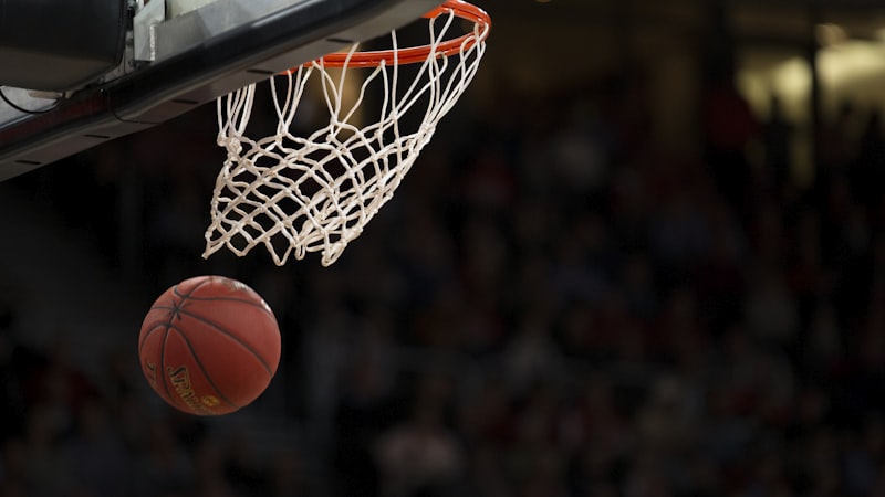NBA季后赛洛杉矶湖人队与金州勇士队在篮球场上激烈对抗的场景